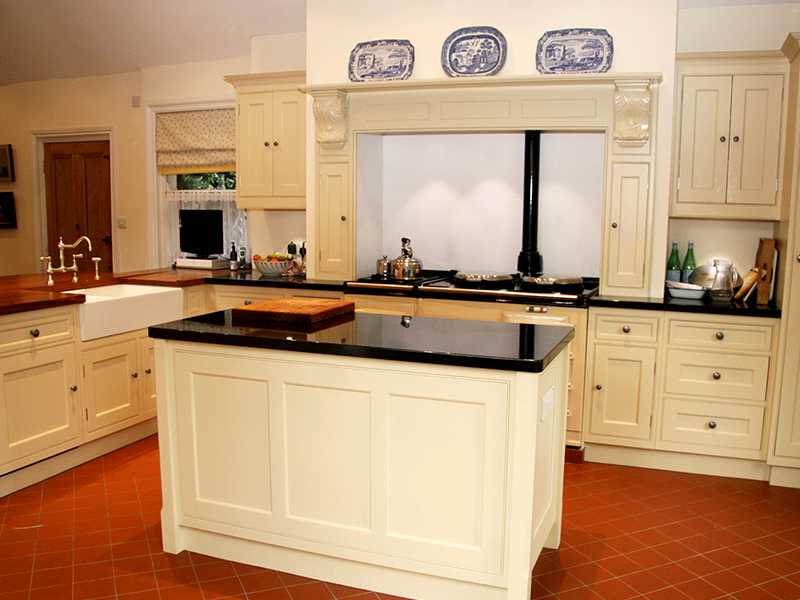 This ergonomic, efficient Traditional Victorian Style Kitchen designed the customer could cook, eat and entertain with minimum fuss and maximum enjoyment.