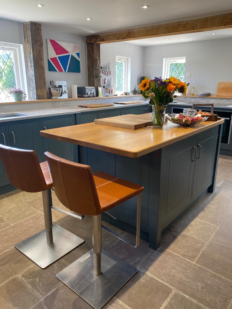Would you choose an island or peninsular in your new kitchen design? Find out more about what will suit your kitchen. Handmade Kitchens Suffolk