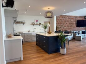 Would you choose an island or peninsular in your new kitchen design? Find out more about what will suit your kitchen. Handmade Kitchens Suffolk