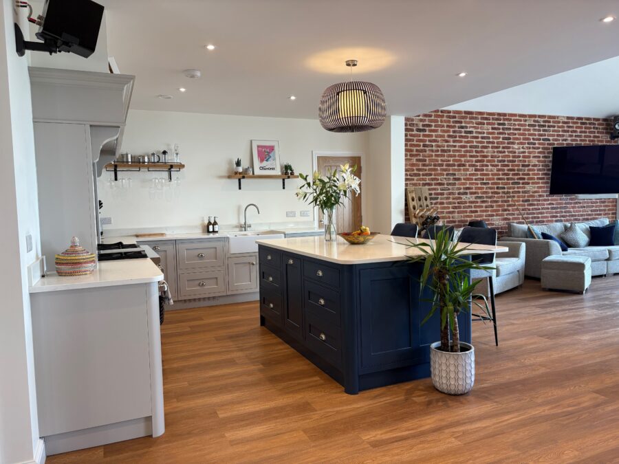Would you choose an island or peninsular in your new kitchen design? Find out more about what will suit your kitchen. Handmade Kitchens Suffolk